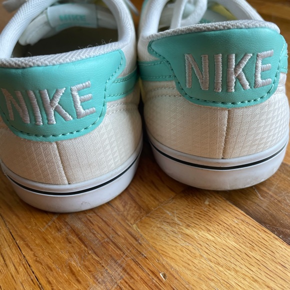 Nike Shoe - Picture 3 of 5